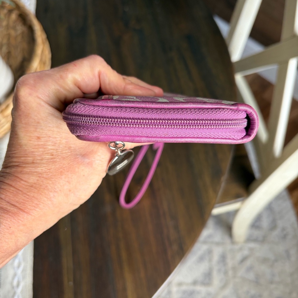 Coach Chelsea Collection Wristlet Clutch with hangtag
🎉Host Pick🎉 - Picture 8 of 11